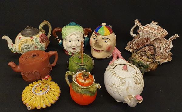 Dieci teiere, sec. XX  - Asta MOBILI, ARREDI E OGGETTI D'ARTE - Poggio Bracciolini Casa d'Aste