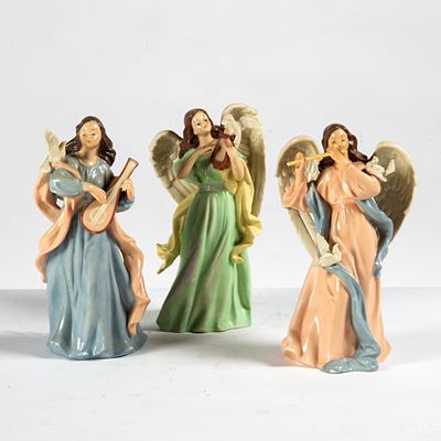 ANGELI SUONATORI, Tre sculture in porcellana policroma (sec. XX) con cornici in legno dorato (sec...
