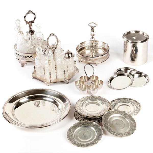 



Diciotto piattini, sec. XX  - Asta Eleganza a tavola: porcellane, argenti e complementi da arredo - Poggio Bracciolini Casa d'Aste