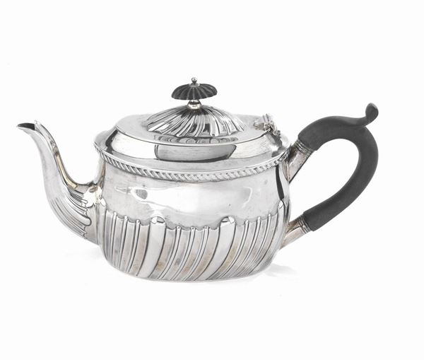 



PICCOLA TEIERA, LONDRA, 1902, ARGENTIERE WILLIAM HUTTON &amp; SONS LTD