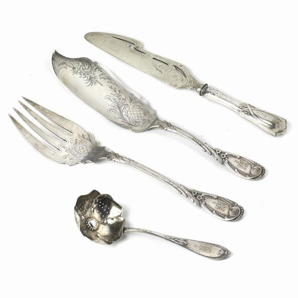 DUE POSATE DA SERVIZIO, UN COLTELLO DA SERVIZIO CON MANICO RIVESTITO IN ARGENTO E UN COLINO, GERMANIA, INIZI SECOLO XX
