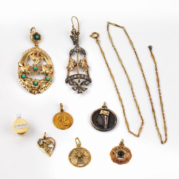 



COLLANA E QUATTRO PENDENTI IN ORO GIALLO 18KT