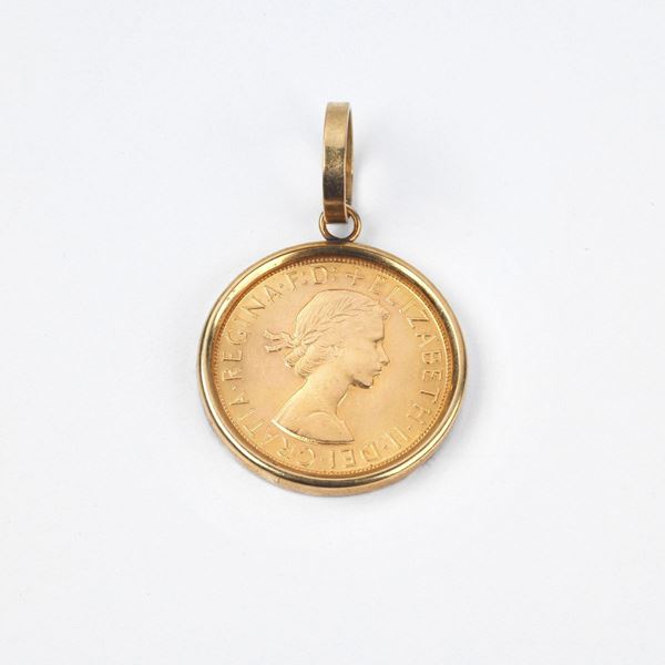 



PENDENTE CON STERLINA IN ORO