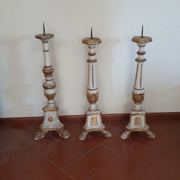 



Tre candelieri, secolo XVIII  - Asta MOBILI, ARREDI E OGGETTI D'ARTE - Poggio Bracciolini Casa d'Aste