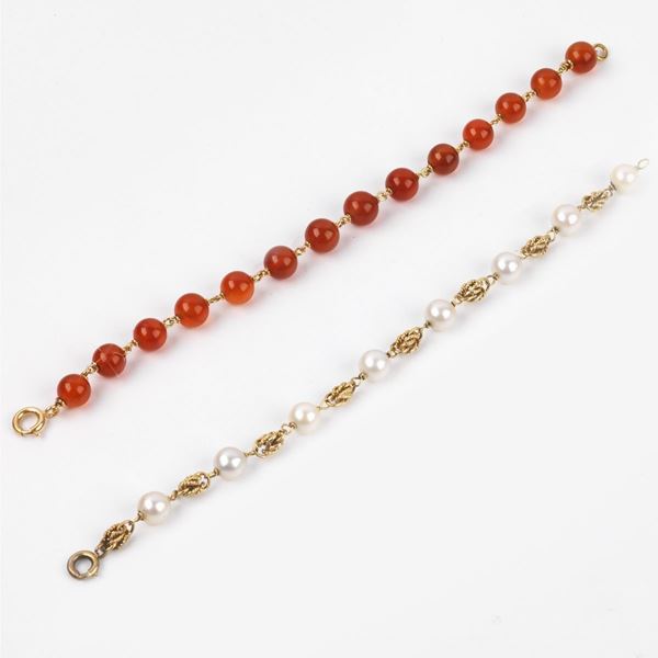 



DUE BRACCIALI IN ORO&nbsp; GIALLO 18KT, PERLE E PIETRE 