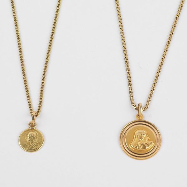 



DUE COLLANE IN ORO GIALLO 18KT E DUE MEDAGLIE