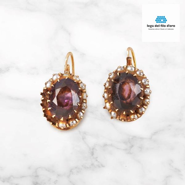 



PAIO DI ORECCHINI IN ORO 18 KT PIETRA E MICROPERLE