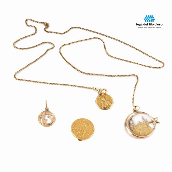 



COLLANA ,DUE PENDENTI E SPILLO IN RO GIALLO 18KT