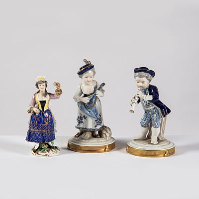 Under Weiss Bach, Due sculture di musicisti e figura femminile