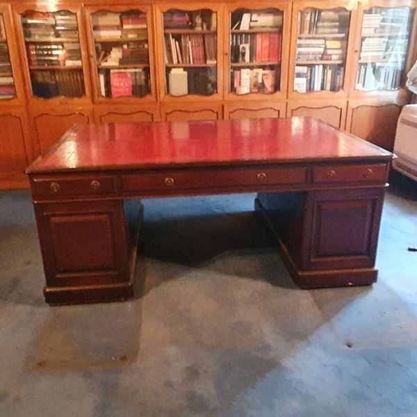 Grande scrivania, Inghilterra, inizi sec. XX  - Asta ANTIQUARIATO: ARREDI MOBILI E OGGETTI D'ARTE - Poggio Bracciolini Casa d'Aste