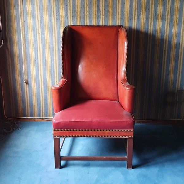 Poltrona ad orecchie, Inghilterra, sec. XX  - Asta MOBILI, ARREDI E OGGETTI D'ARTE - Poggio Bracciolini Casa d'Aste