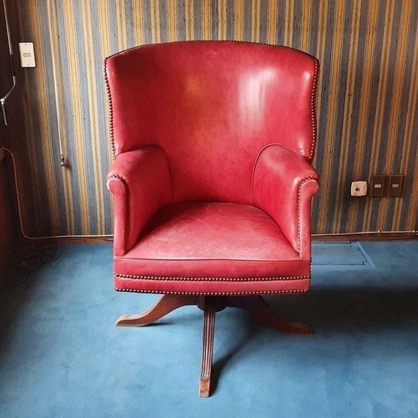 Poltrona, Inghilterra, sec. XX  - Asta MOBILI, ARREDI E OGGETTI D'ARTE - Poggio Bracciolini Casa d'Aste