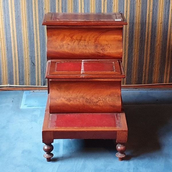 Scaletta, Inghilterra, sec. XX  - Asta MOBILI, ARREDI E OGGETTI D'ARTE - Poggio Bracciolini Casa d'Aste