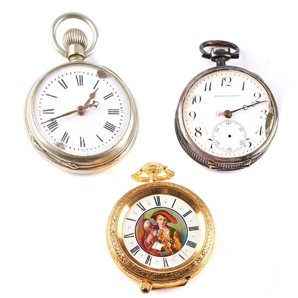 



TRE OROLOGI DA TASCA IN METALLO DORATO E ARGENTATO