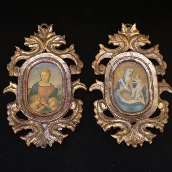 Due piccole cornici, sec. XIX, in legno intagliato e laccato, con all'interno due oleografie, cm 20x13 ( 2 )