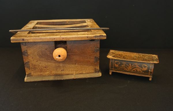 



Modellino di cassina, sec. XVIII, in legno laccato, cm 15x6x7