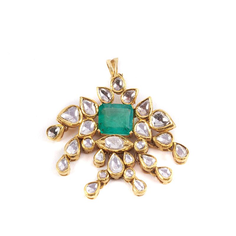 Spilla in Oro Giallo 22kt , Diamanti e Smeraldo