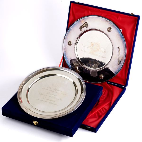 



DUE PIATTI TROFEO, SECOLO XX  - Asta GIOIELLI E ARGENTI - Poggio Bracciolini Casa d'Aste