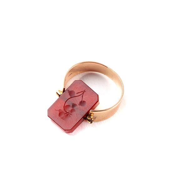 



ANELLO IN ORO GIALLO E CORNIOLA BASCULANTE