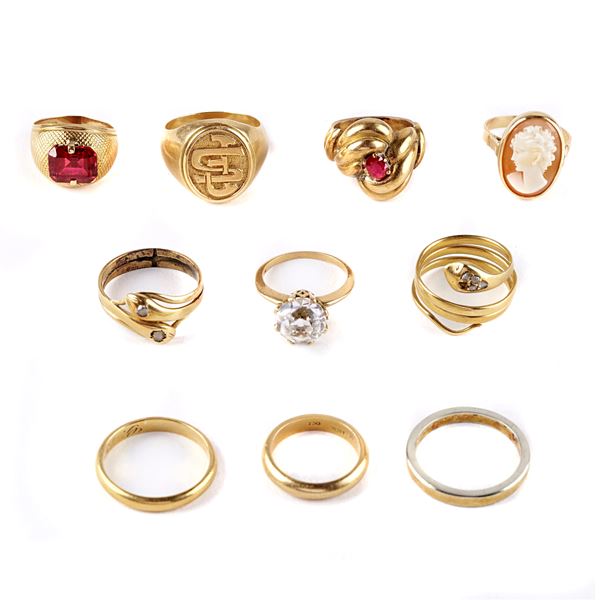 



NOVE ANELLI IN ORO 18KT 