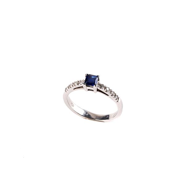 



ANELLO IN ORO BIANCO, DIAMANTI E ZAFFIRO