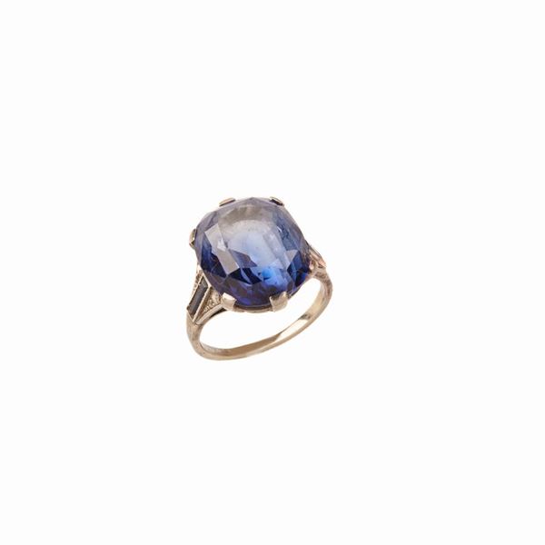 



ANELLO IN ORO BIANCO A BASSO TITOLO, ROSETTE E PIETRA