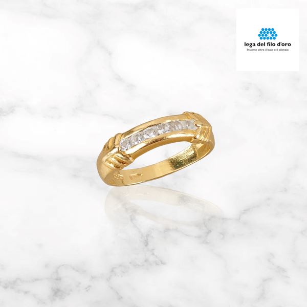 



ANELLO IN ORO 18KT E PIETRE