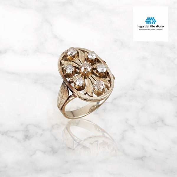



ANELLO IN ORO GIALLO 18KT E DIAMANTI
