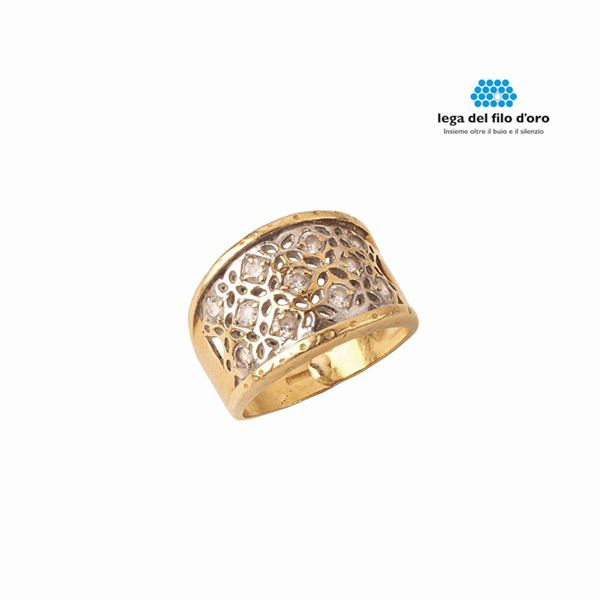 



ANELLO IN ORO GIALLO 18KT E PIETRE BIANCHE