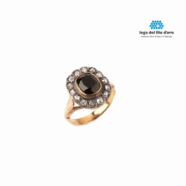 



ANELLO, INIZI SEC. XX IN ORO GIALLO 18 KT, ARGENTO, ZAFFIRO E DIAMANTI