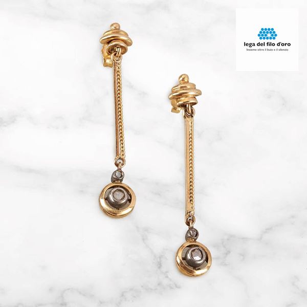 



PAIO DI ORECCHINI PENDENTI IN ORO 18 KT , ARGENTO E ROSETTE