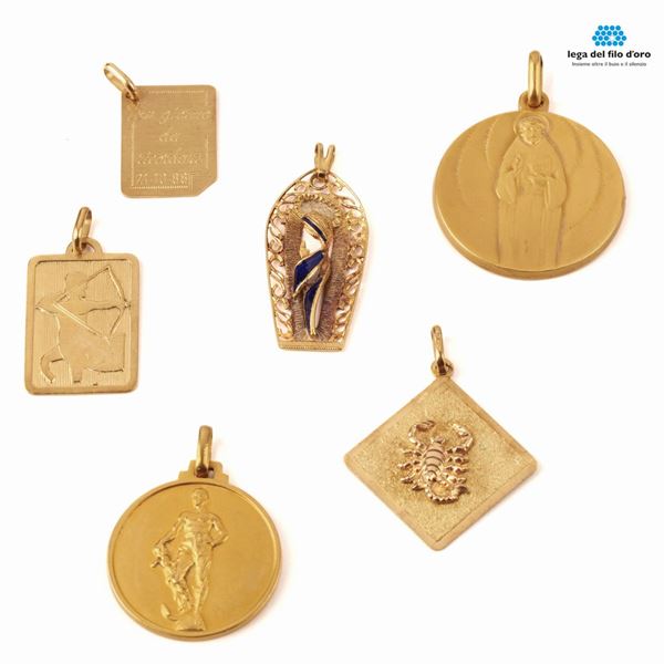 



SEI PENDENTI IN ORO GIALLO 18 KT