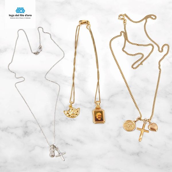 



TRE COLLANE IN ORO GIALLO,ORO BIANCO 18KT E SETTE CIONDOLI