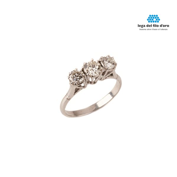 



ANELLO TRILOGY IN ORO BIANCO 18 KT E DIAMANTI
