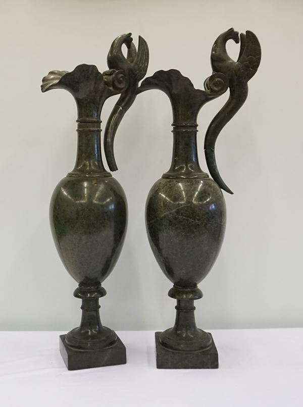 



Coppia di anfore, secolo XX  - Asta MOBILI, ARREDI E OGGETTI D'ARTE - Poggio Bracciolini Casa d'Aste