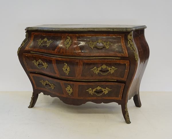 



Commode, in stile francese del Settecento