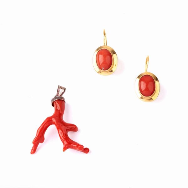 PAIO DI ORECCHINI IN ORO GIALLO 18KT E CORALLO