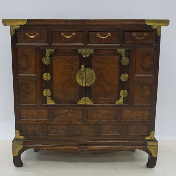 



Stipo, Giappone, sec. XIXin legno con applicazioni in metallo dorato, due sportelli, quattro cassetti, cm 96x43x93