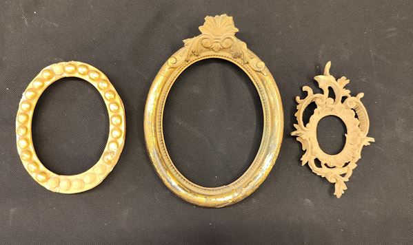 



Tre piccole cornici, sec. XIX e XX  - Asta ANTIQUARIATO: ARREDI MOBILI E OGGETTI D'ARTE - Poggio Bracciolini Casa d'Aste