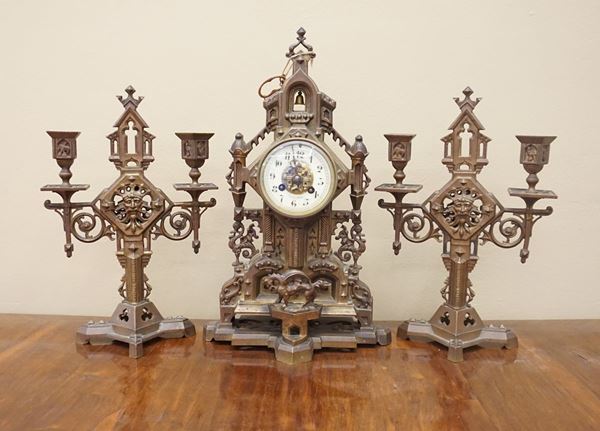 Orologio da tavolo e due candelabri a due luci, sec. XX