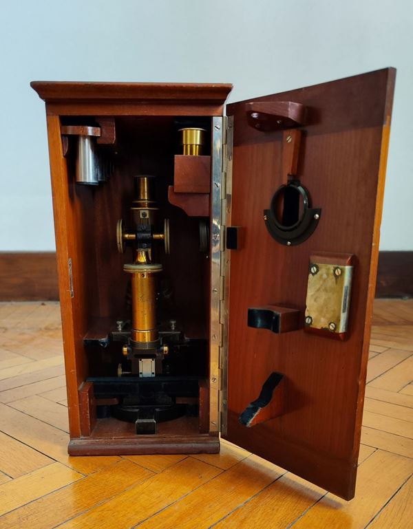 



Microscopio, inizi sec XX  - Asta ANTIQUARIATO: ARREDI MOBILI E OGGETTI D'ARTE - Poggio Bracciolini Casa d'Aste