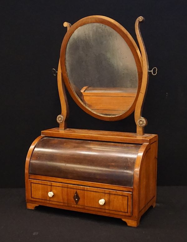 



Piccola toilette con specchiera, sec. XIX  - Asta Arredare con stile: mobili e oggetti d'arte - Poggio Bracciolini Casa d'Aste