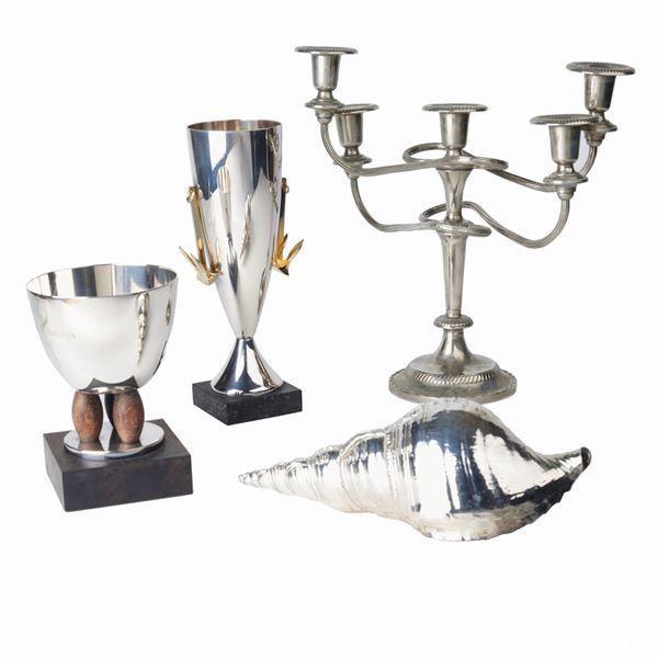 



DUE COPPE, UNA CONCHIGLIA E UN CANDELABRO