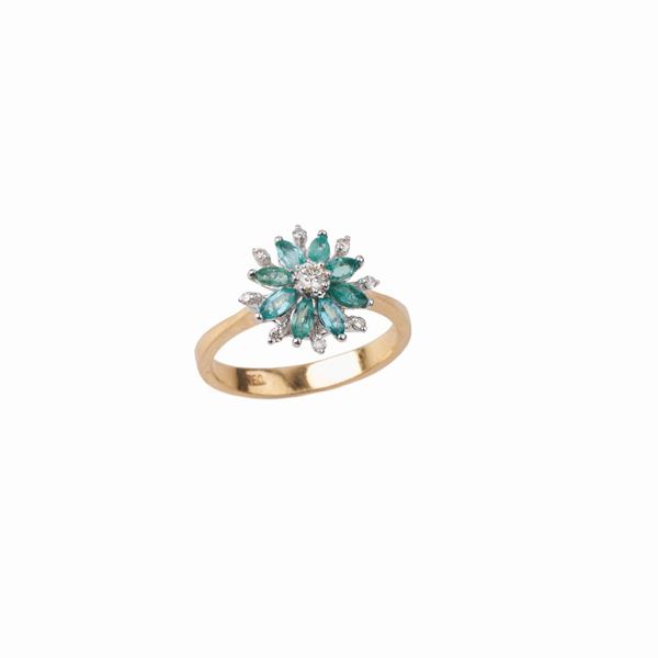 



ANELLO IN ORO GIALLO, ORO BIANCO CON DIAMANTI E SMERALDI