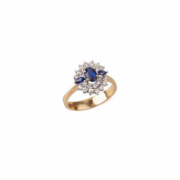 



ANELLO IN ORO GIALLO, ORO BIANCO KT 18, DIAMANTI E ZAFFIRI