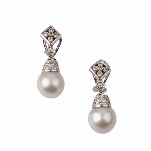 



PAIO DI ORECCHINI PENDENTI IN ORO BIANCO 18 KT DIAMANTI E PERLE