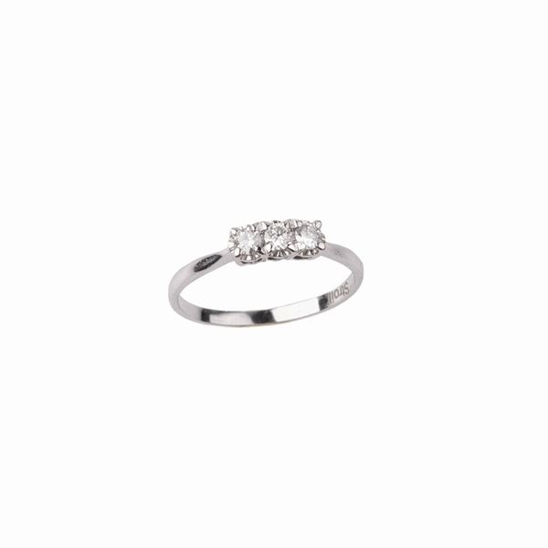 



ANELLO TRILOGY IN ORO 18 KT E DIAMANTI
