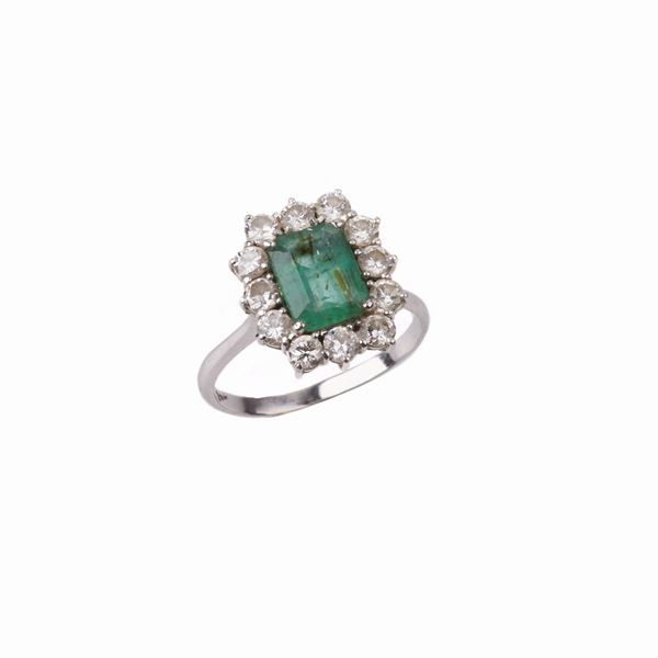



ANELLO A MARGHERITA IN ORO BIANCO 18 KT, DIAMANTI E SMERALDO