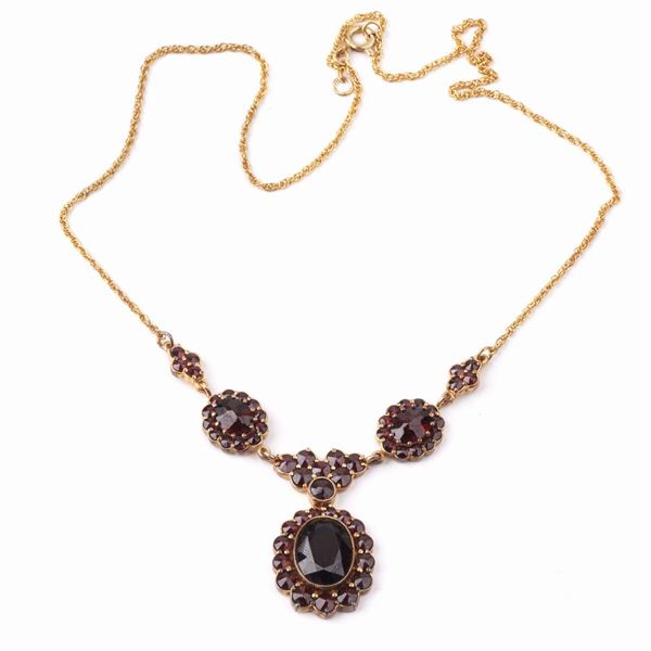 



COLLANA GIROCOLLO IN ORO GIALLO 18 KT E GRANATI