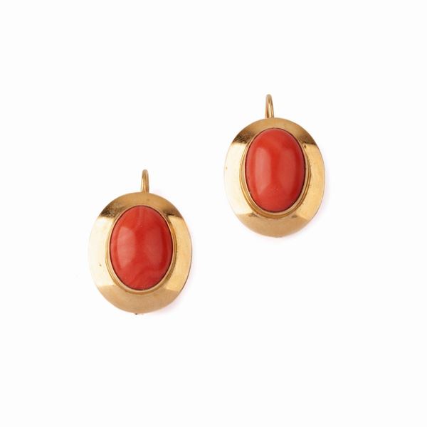 



PAIO DI ORECCHINI IN ORO GIALLO 18 KT E CORALLO